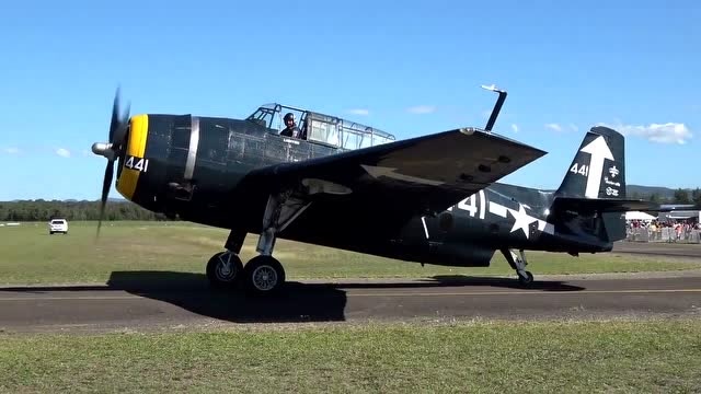 格鲁曼tbm-3"复仇者"攻击机 航展上飞行