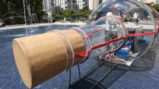 国外牛人自制超大"漂流瓶",把自己塞进去,要来一场海上漂流