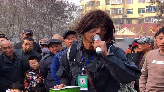 《最远的你是我最近的爱》乞丐歌手卖唱,惊艳的不只是歌声!