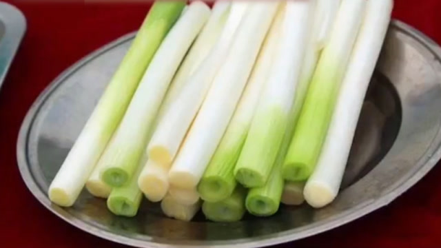 受凉感冒,1味中药 葱白煮水喝,解表发汗,感冒谁喝谁好!