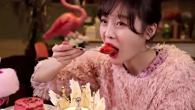 大胃王mini吃火锅底料蛋糕,看着辣味十足,竟是酸奶橙子味