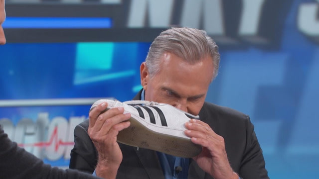 美国最另类的比赛!闻谁的鞋子"最臭",看完真是苦了裁判