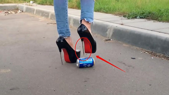 高跟鞋究竟多恐怖,看瓷砖和易拉罐的下场,网友:女人真不好惹啊