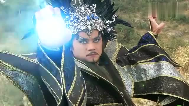 没想到天蚕魔功这么逆天乾坤洞主四人合力都打不过天蚕魔君