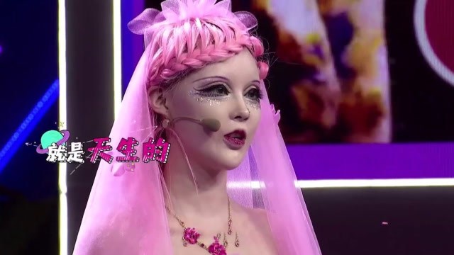 美女痴迷芭比娃娃数次整容,卸妆瞬间,主持人吐了