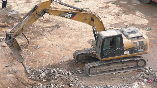 工程车师傅用破碎机清理地面碎石儿童益智工程车视频