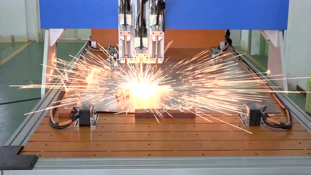 国产三枪全自动螺柱焊专机焊接演示