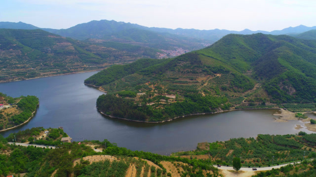 烟台栖霞山区有座美丽的水库,通过航拍视角去欣赏