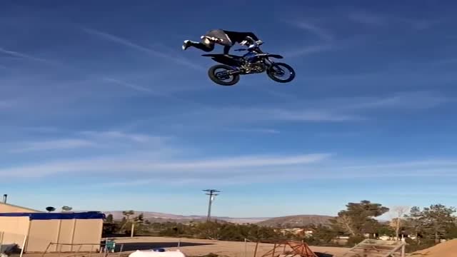 骑着摩托车表演飞天,在空中的那几秒太帅了,落下姿势有点尴尬!