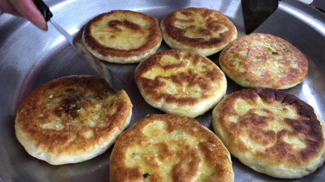 汉中阳平关大姐:菜盒子满满一大勺馅,半天要卖几百个