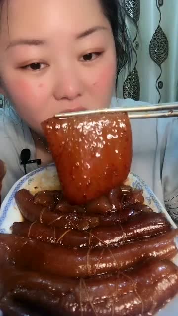 爱吃肉的吃播小姐姐,一口秒掉大块猪皮,看着口水都留下来了!