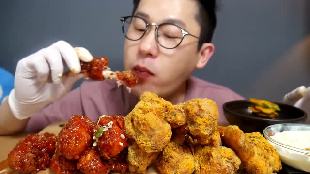 这样吃炸鸡腿才叫过瘾, 一口一只更带劲!