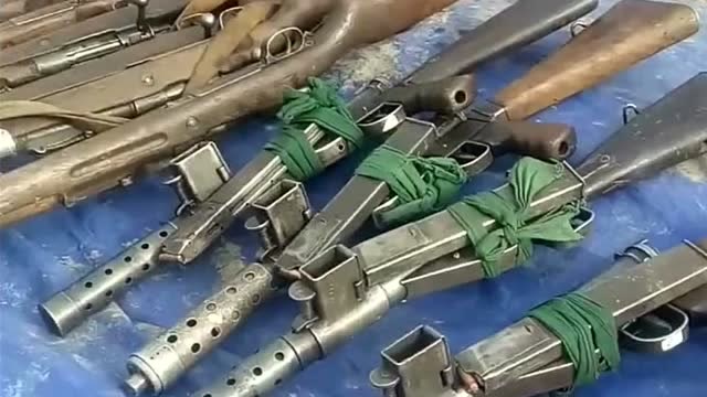 实拍拍戏片场,剧组里的道具枪看起来很逼真,网友:真家伙?