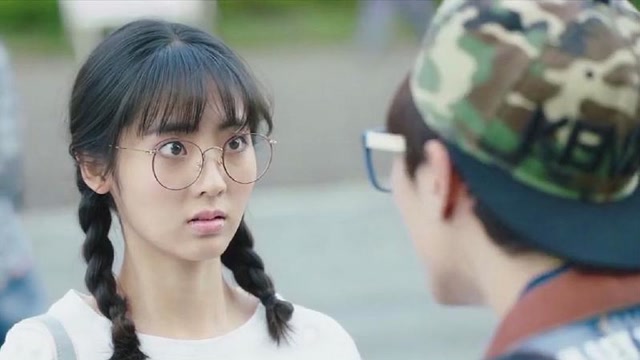 班长殿下:苏年年装扮太惊艳,顾梓晨都看入迷了,真是太可爱了