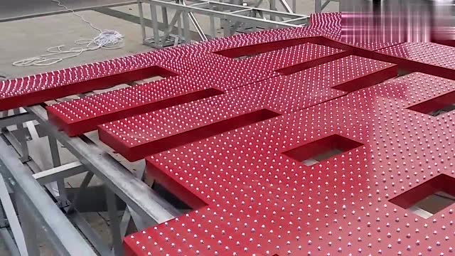 小伙扫街偶遇同行超大点阵发光字 看看3米高楼顶大字是怎么制作的
