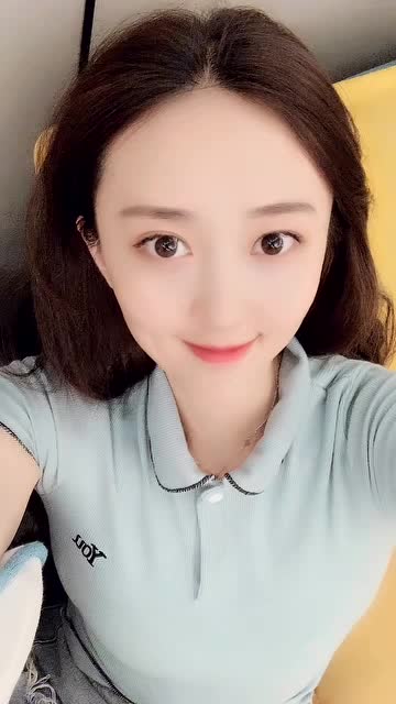 甜美可爱的小姐姐,她这自拍的样子,你喜欢吗?