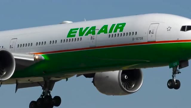 长荣航空波音777-300er在机场降落,落地瞬间,青烟四起