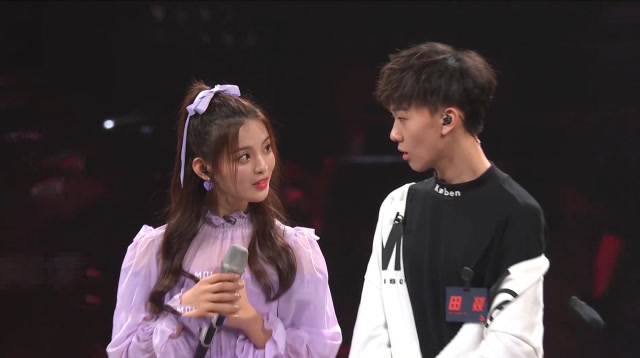 明日之子田燚,杨超越合唱胜出一脸蒙!两人对视,超可爱!