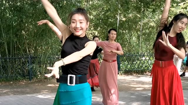 最美的广场舞女神晓红老师,紫竹院公园杜老师舞团的顶梁柱,惊艳