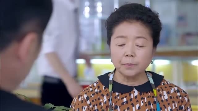 丁妈妈收摊的时候被段雪晴的跑车撞到了