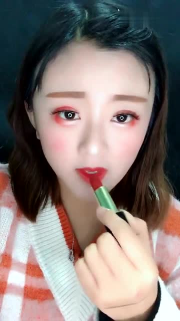 男人化妆后变成美女让人不敢相信