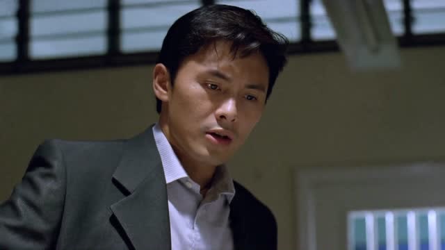 《惊天大贼王》黑老大偷运军火,不料发生意外,下辈子要做轮椅了