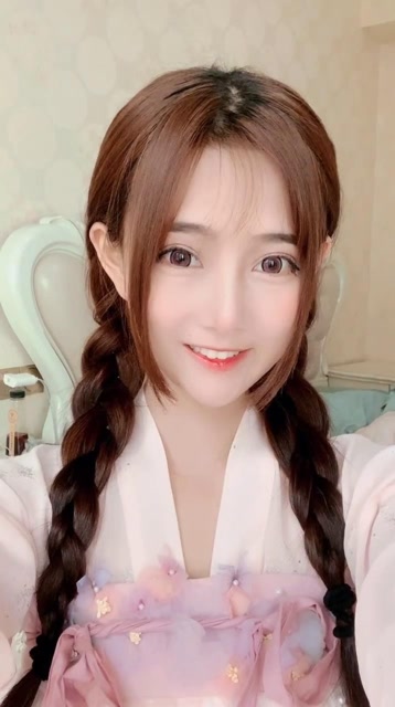 网红美女小姐姐自拍,长得真漂亮,笑起来好可爱!