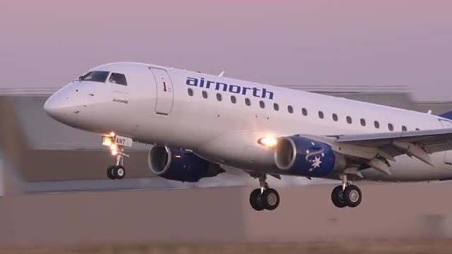 小型支线客机夕阳中降落墨尔本机场,流线型机身真漂亮