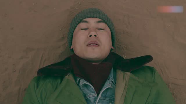 小伙们送货一路囧途,不料遇上个司机更倒霉,被抢只剩秋衣秋裤!