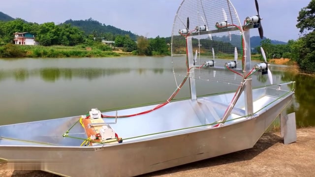 小哥使用小型电风扇制作电动船,这样的船能动的起来吗