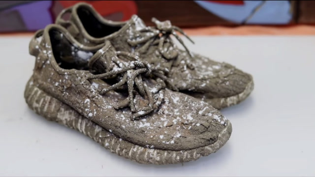 老外捡到一双泥巴鞋,拿回家清洗一番后,才知小伙走运了!