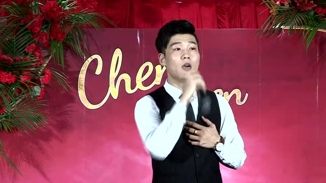 主持人邱霁 唱歌