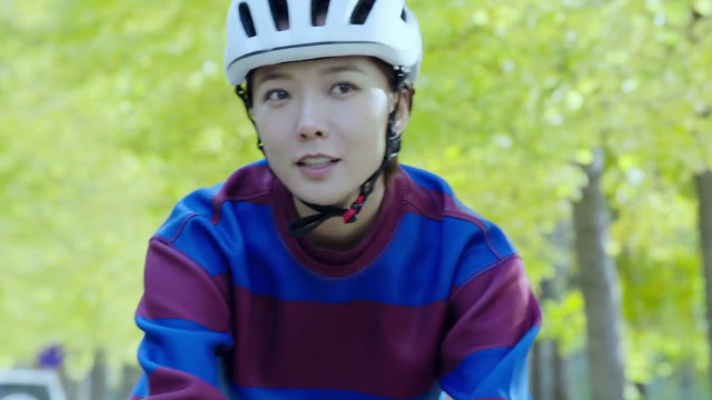 急诊科医生:江晓琪带着何建一骑自行车,俩人说说笑笑很是惬意