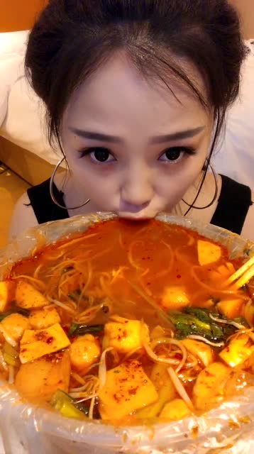 喝汤的咕噜声太好听了,这美女真豪放