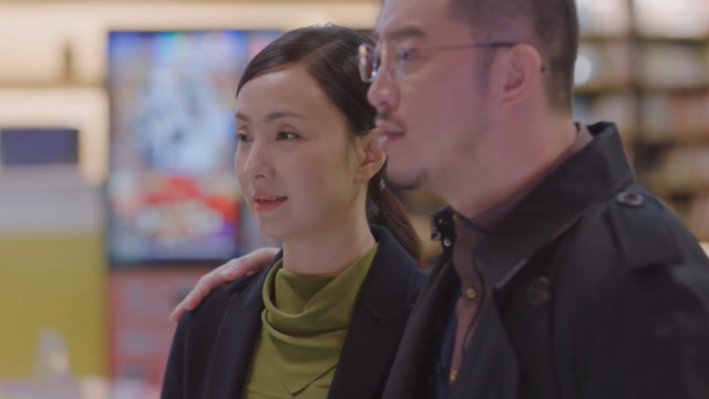 乔卫东当面搂宋倩,不要太甜蜜,英子大跌眼镜