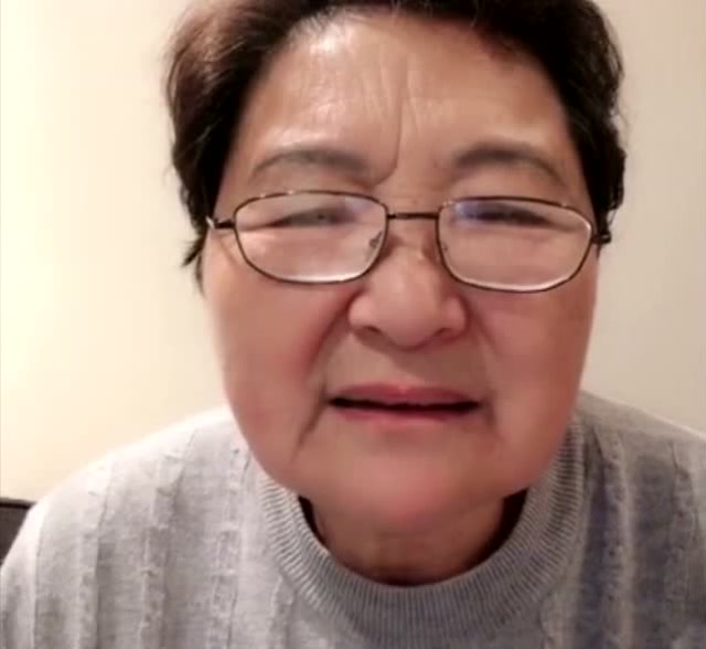 老太太直言不爱搭理闺女的刀子嘴,要不然母女俩也得打架,有意思