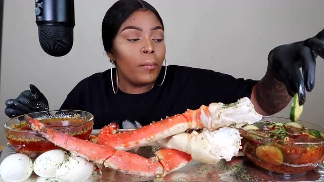 美国黑人吃播阿姨,吃帝王蟹腿和麻辣布丁酱,真豪华啊