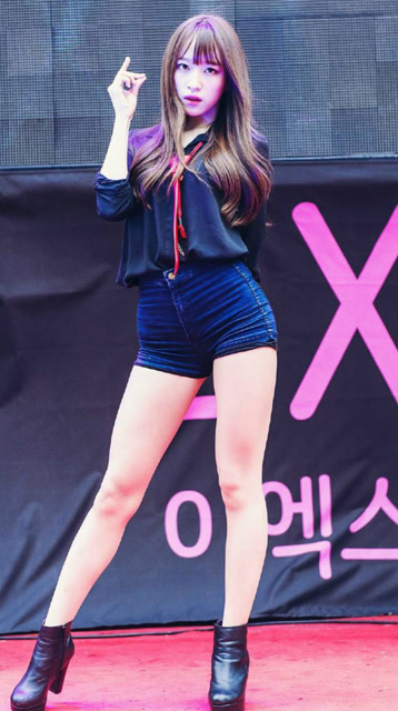 安希妍小可爱笑容很甜美,这个身材相当的有型