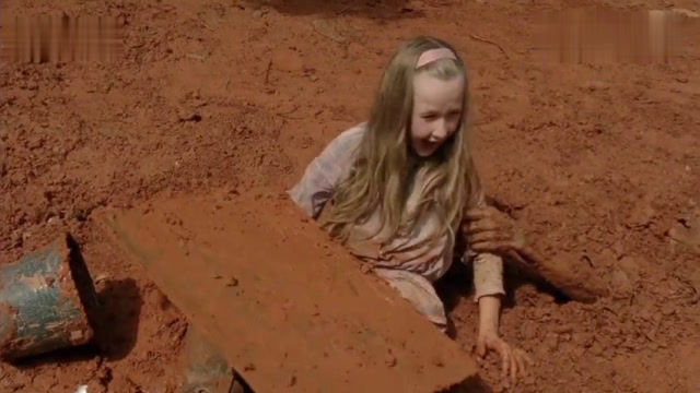 小女孩在河边玩泥巴,突然从泥里伸出一只手,恐怖的事情发生