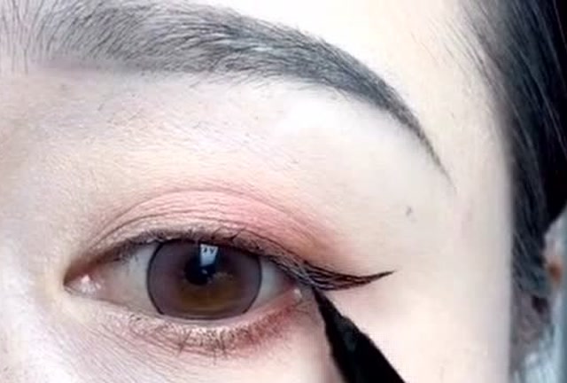 适合圆眼睛的眼线画法,这样画充满魅惑感,有气质