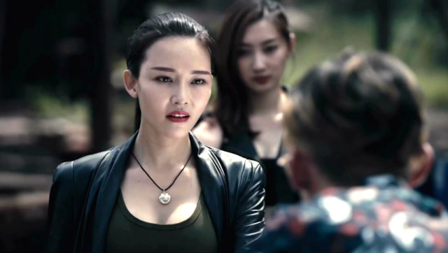 女卧底假装买家与毒贩交易,没想到暴露了身份,双方发生激烈交火