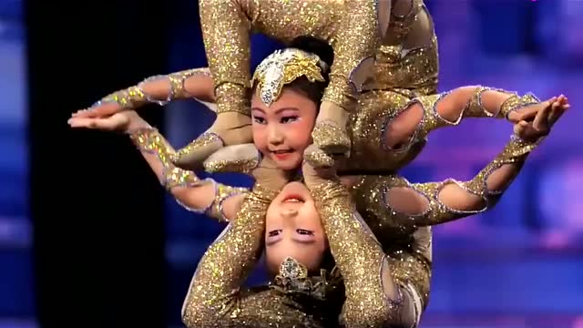 小朋友表演群体柔术,这柔韧性真的是太厉害了!