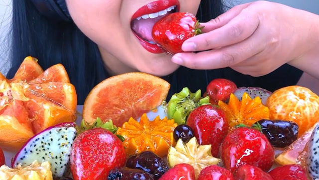 美女直播吃冰糖水果,一口下去超过瘾,听声音让人流口水