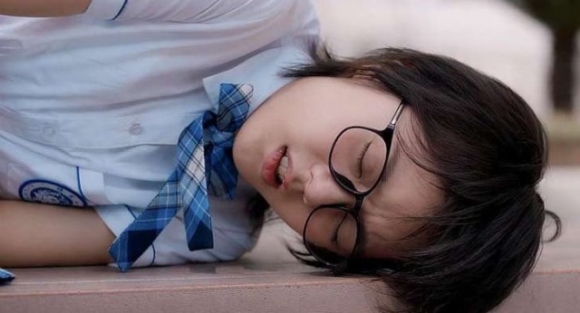 林妙妙肚子疼晕倒,幸好及时发现把她背回寝室,男主反应亮了!