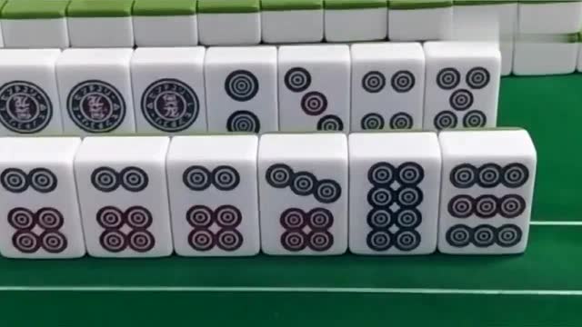 娱乐麻将技巧:这副牌抓了个6筒,是该开杠呢还是该胡牌呢?