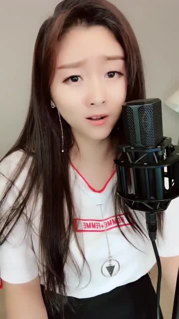 网红主播菲儿深情演唱一转身就不爱了比原唱有过之而无不及