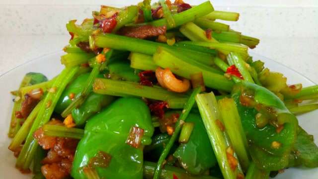小丁美食记:《香芹青椒炒肉》鲜辣分明口感爽脆的家常菜!收藏吧
