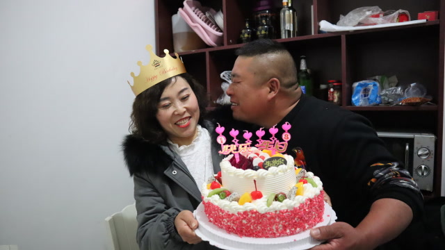 老婆过生日,胖大哥悄悄给她买了一支口红,小俩口又撒狗粮了