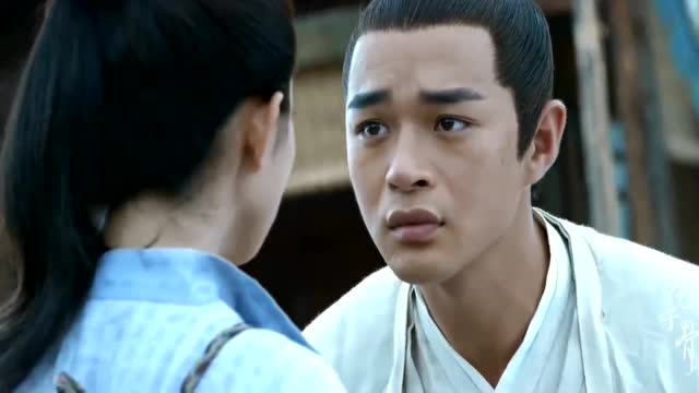 落十一把糖宝从花千骨的耳朵里揪出来了,看着那小小灵虫真可爱