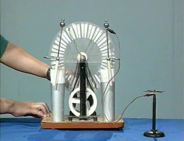 初中物理演示实验 77 奇妙的反冲运动